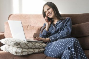 Έρευνα: 10% μείωση στην αποδοτικότητα προκαλεί η χρήση πυτζάμας
