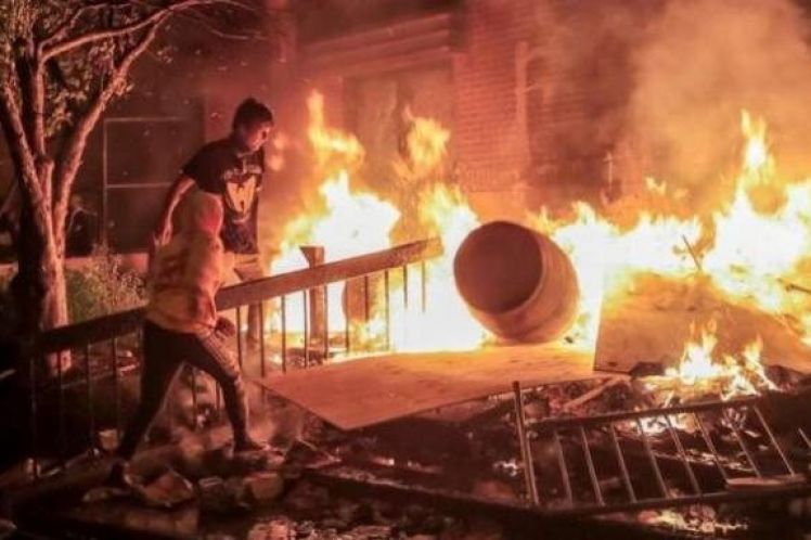 Ο Φλόιντ αναπνέει στις φλόγες της Μινεάπολης