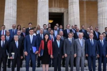 Ανασχηματισμός: Τα σενάρια – Ποιοι μένουν, ποιοι φεύγουν