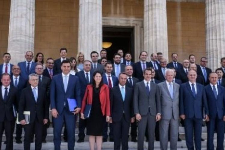 Ανασχηματισμός: Τα σενάρια – Ποιοι μένουν, ποιοι φεύγουν
