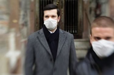 Έρευνα: ένας στους τρεις Έλληνες είναι ελκυστικότερος με τη μάσκα