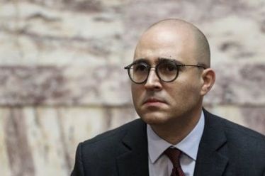 Αν είναι ακόμα δεξιός ρωτάει το Netflix τον Κωνσταντίνο Μπογδάνο…