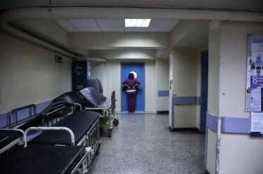 Αποσιώπηση κρουσμάτων κορονοϊού καταγγέλλει η ΟΕΝΓΕ