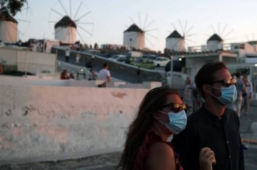 Θετικοί στον κορωνοϊό επτά αστυνομικοί που επέστρεψαν από την Τήνο