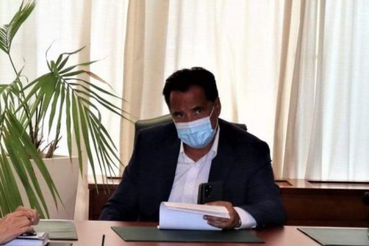 Ενθουσιασμένος με τις διακοπές του στον Ήλιο ο Άδωνις Γεωργιάδης, έκλεισε ήδη για του χρόνου