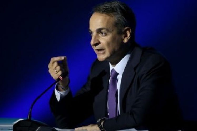 Φανερά ενοχλημένος με τους δημοσιογράφους στη ΔΕΘ ο Κυριάκος Μητσοτάκης, κανένας δεν ρώτησε για το φόρεμα της Μαρέβας