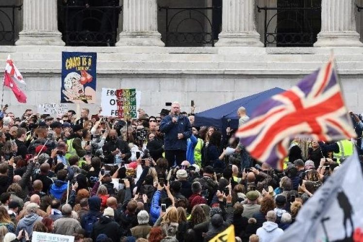Βρετανία: Συγκρούσεις αστυνομικών με διαδηλωτές σε συγκέντρωση κατά των νέων περιοριστικών μέτρων