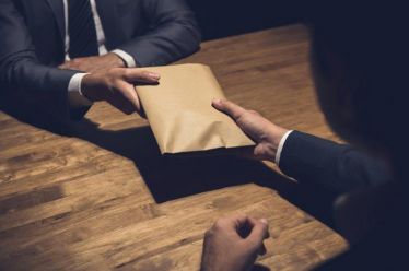 Δημοσίευσαν κατά λάθος «σκονάκι» του Μαξίμου προς αργυρώνητα ΜΜΕ