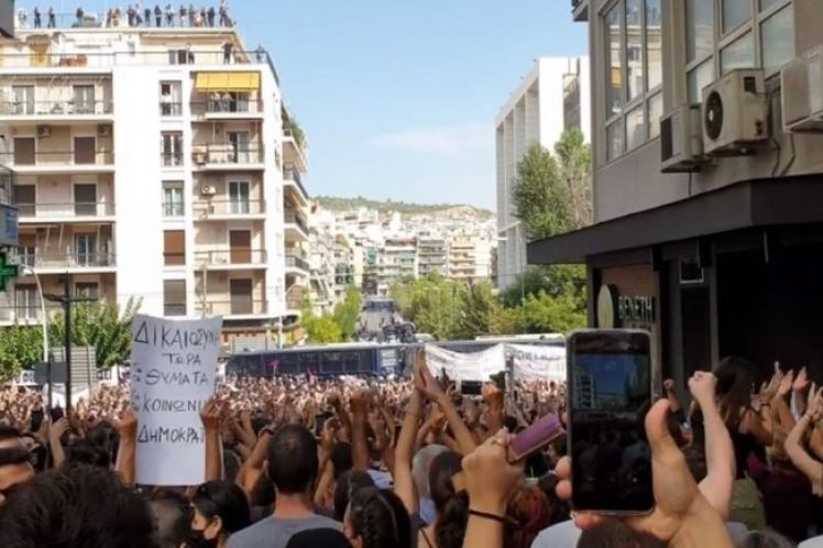 Ξανά ψευδόμενος συλλαμβάνεται ο Χρυσοχοΐδης για πνίξιμο διαδήλωσης στα χημικά