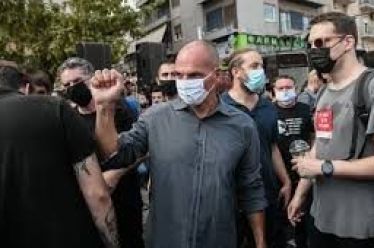 Βαρουφάκης σε ΜΑΤατζή: -“Μη ρίχνεις δακρυγόνα” – ‘Αντε γ…” -Είμαι…