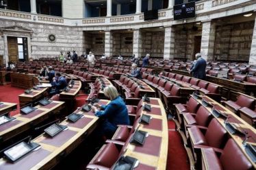 Όταν οι βουλευτές γίνονται προωθητές των διαφημίσεων των καναλιών