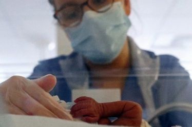 Πολύ μικρός ο κίνδυνος μετάδοσης κορονοϊού στα νεογέννητα από τις…