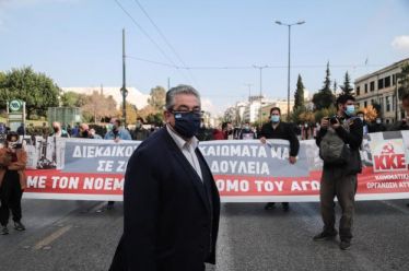 Μέλη του ΚΚΕ έσπασαν τα απαγορευτικά μέτρα και διαδήλωσαν κοντά…