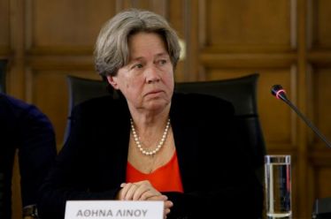 Επιμένει η Αθηνά Λινού: Το κουταλάκι της Θείας Κοινωνίας είναι…
