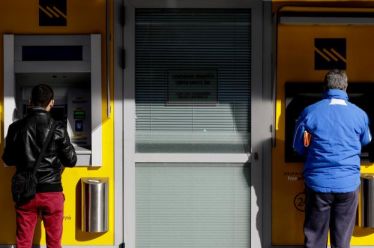 Οι τράπεζες σε μια δεκαετία έμειναν με τα… μισά καταστήματα…
