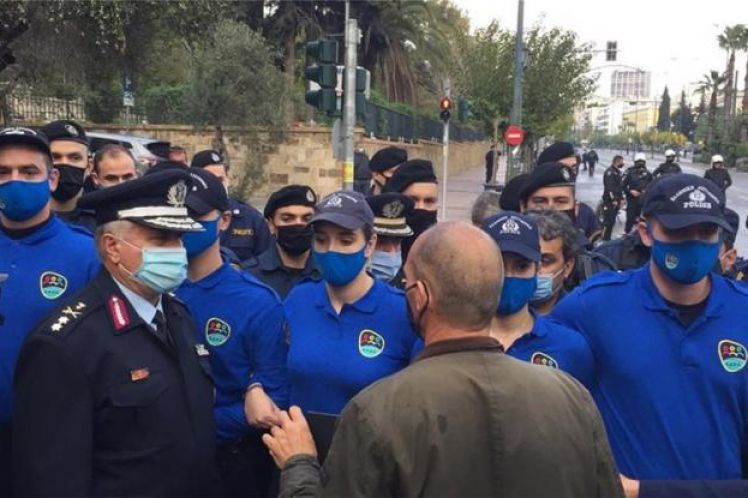 Πολυτεχνείο: Αστυνομικό «μπλόκο» στον Βαρουφάκη – Έκανε πορεία προς την αμερικανική πρεσβεία