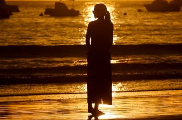 Η μοναξιά είναι μεγαλύτερη στους 25άρηδες και μικρότερη στους 60άρηδες,…