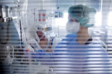 Μελέτη: Τουλάχιστον 1 στους 4 ηλικιωμένους ασθενείς με Covid-19 εκδηλώνει…