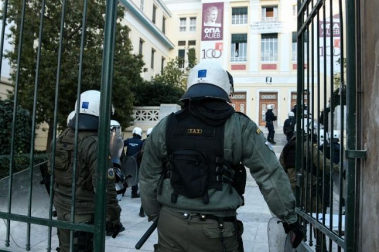 Μου λείπει ο Μάνος και ο Τζιμάκος