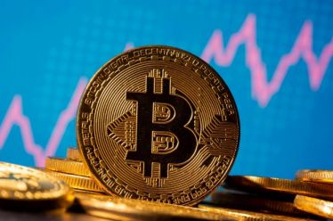 Bitcoin: Εξαϋλώθηκαν 200 δισ. δολ. μέσα σε μια ημέρα- «Φούσκα»…