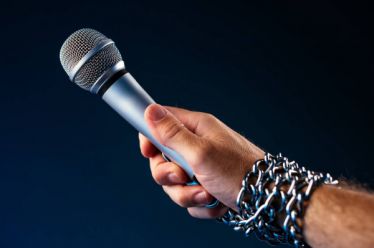 Εναντίον της κυβέρνησης, του ολοκληρωτισμού, της λογοκρισίας του Τύπου και…