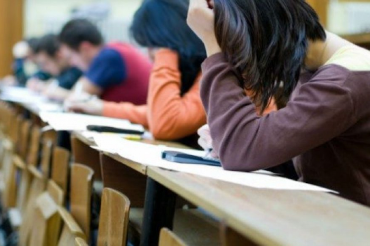 «Με τους ίδιους όρους θα εξεταστούν οι μαθητές στις πανελλήνιες 2021»: Αλήθεια κ. Ζ. Μακρή ποιους κοροϊδεύετε;
