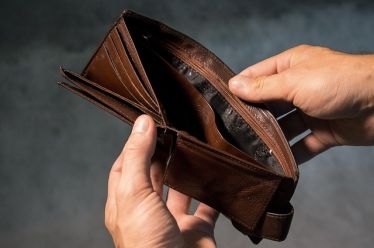 Η “bad bank” Στουρνάρα σώζει τις τράπεζες και στέλνει τον…