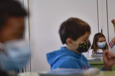 Μήπως να τους πούμε ότι και τα σχολεία είναι εποχικά;