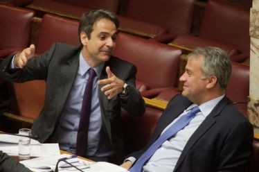 Ανασχηματισμός άγριας προεκλογικής μάχης και πόλωσης