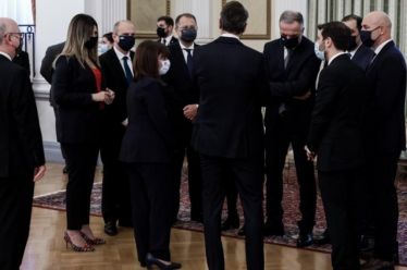 Μια ωραία, χαρωπή, γαλαζωπή παρέα