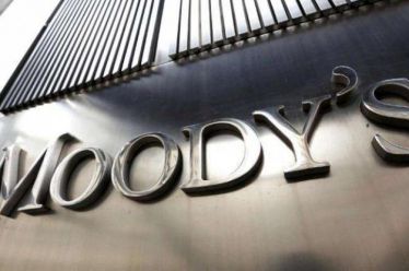 Moody’s: Πρόσθετη πίεση στις ελληνικές τράπεζες από τα «κόκκινα» δάνεια