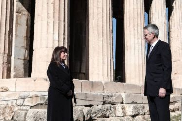 Κατευνάζοντας τις υπερατλαντικές θεότητες