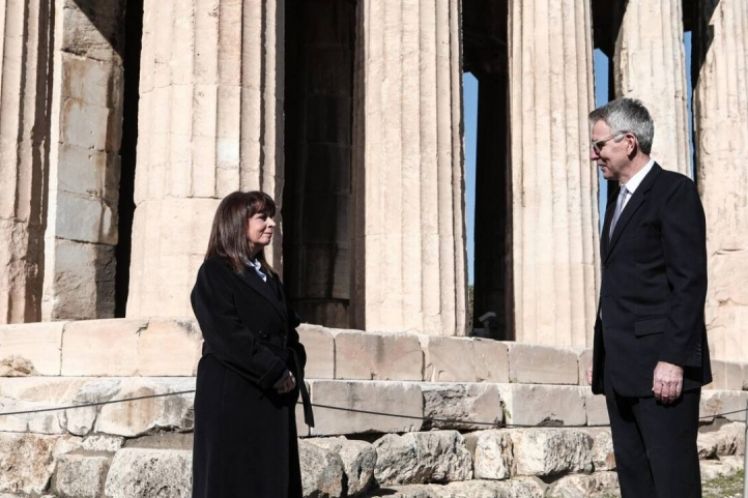 Κατευνάζοντας τις υπερατλαντικές θεότητες