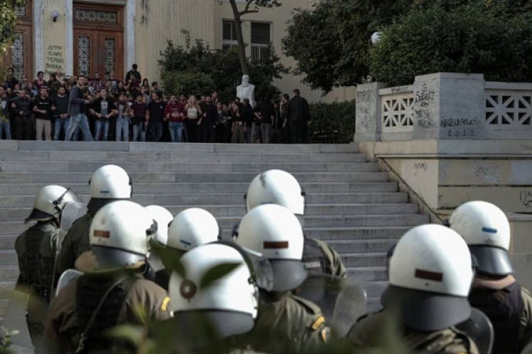 Παιδεία: αντί για καθηγητές η κυβέρνηση προσλαμβάνει αστυνομικούς