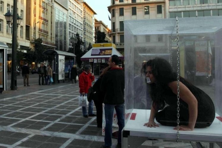 Εκτός από τα στόματα, ν’ ανοίξουν και τ’ αυτιά