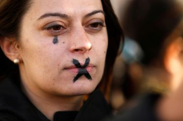 Το «μόμπινγκ», η σεξουαλική βία και το θέαμα της κλειδαρότρυπας