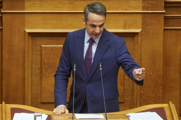 “Με Ρόζα και Λαμπράκηδες μας οδηγεί…” – Τρίζουν τα κόκαλα…