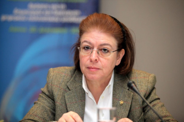 Γιατί το σύστημα λατρεύει και υπερασπίζεται τη Μενδώνη;