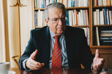 Καταγγελία αποφοίτου του Αρσακείου, προς Μπαμπινιώτη: «Γίνεστε επικίνδυνος σε συγκυρίες…
