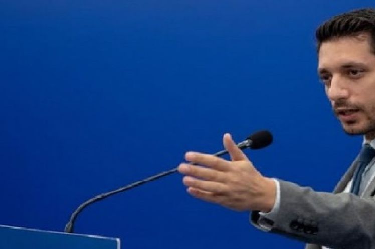 Ο Κυρανάκης ξέχασε την κουκούλα