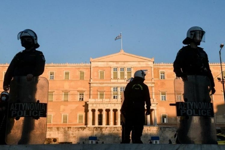 Μπροστά στο σύστημα εξουσίας(1)