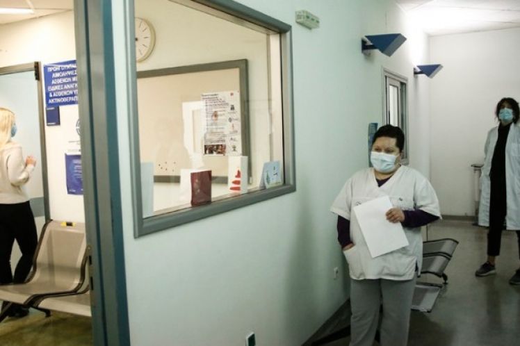 Γιατί οι γυναίκες εμφανίζουν συχνότερα παρενέργειες μετά τον εμβολιασμό για SARS-CoV-2
