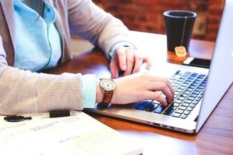To «όπως με βολεύει» μπροστά στον υπολογιστή μπορεί να βλάψει την υγεία-