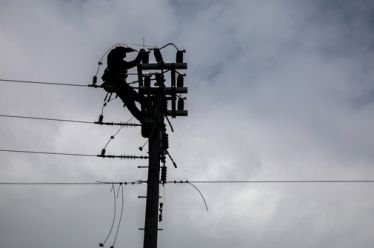 ΔΕΗ: Οι «σωτήριες» εργολαβίες και τα αλλεπάλληλα θανατηφόρα εργατικά ατυχήματα