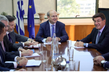 Η διάλυση των ζωών μας και το μάζεμα των ελιών