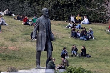 (Μη) μένετε σπίτι;