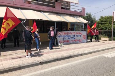 ΚΚΕ_ΚΝΕ Παρέμβαση έξω από ΣΤΡ Μουστακλή για νέους στρατευμένους.