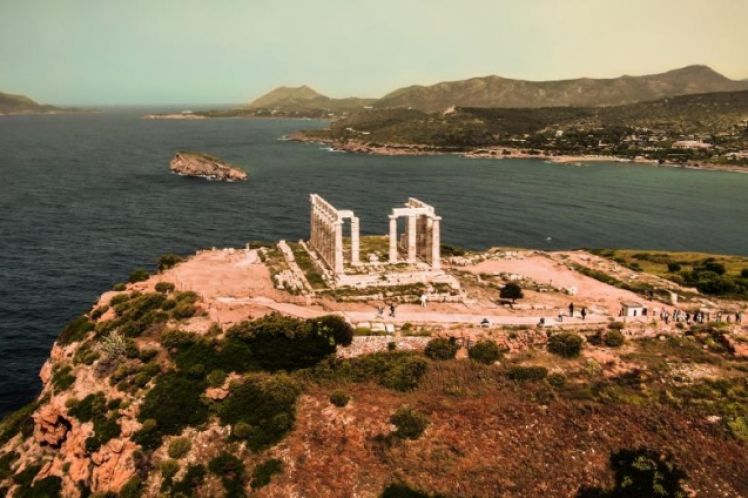 Τα μνημεία, ο τουρισμός, ο επαρχιωτισμός