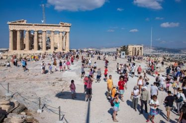 Περιμένοντας τους τουρίστες\\ του Ηρακλή Λογοθέτη