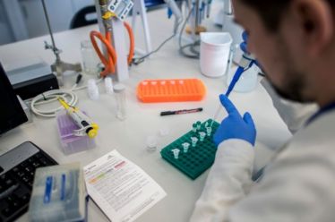 Iρανική έρευνα: Οι ασθενείς Covid-19 με μασέλα έχουν περισσότερα επικίνδυνα…